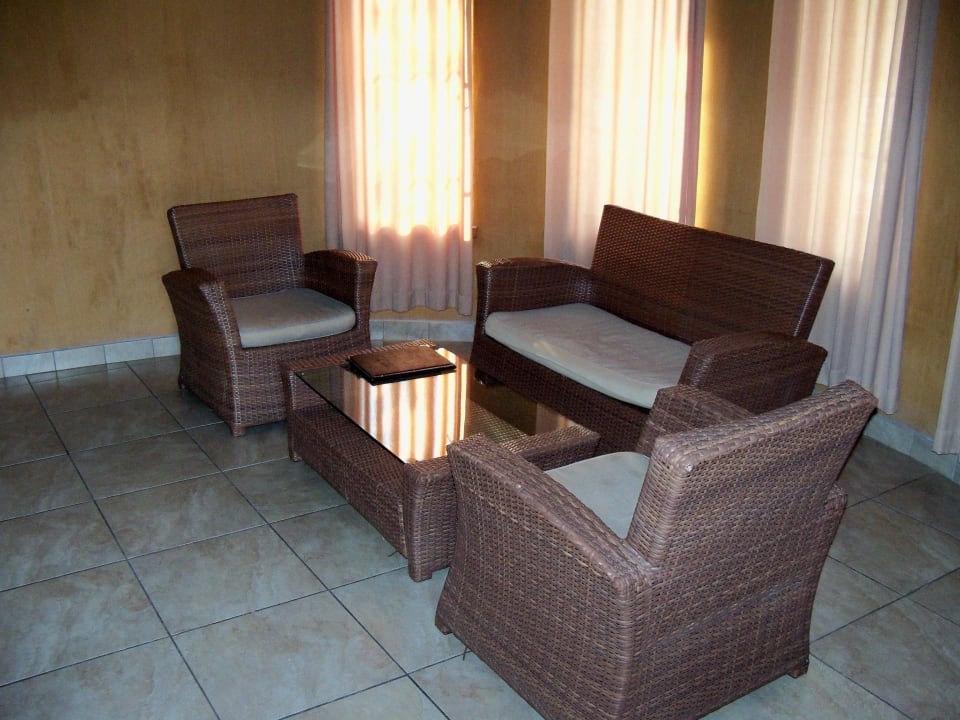 Sitzbereich mit kleiner Küche Okaukuejo Camp