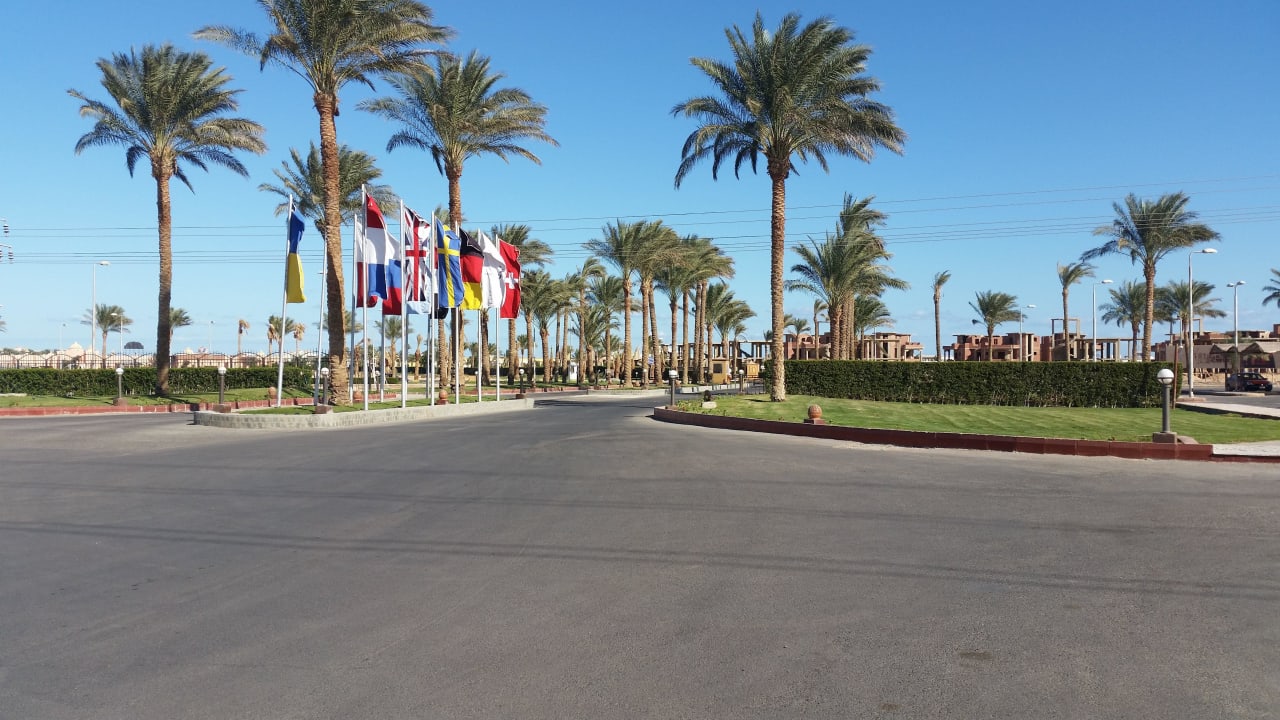 Vor dem Hoteileingang Pickalbatros Alf Leila Wa Leila Resort - Neverland Hurghada