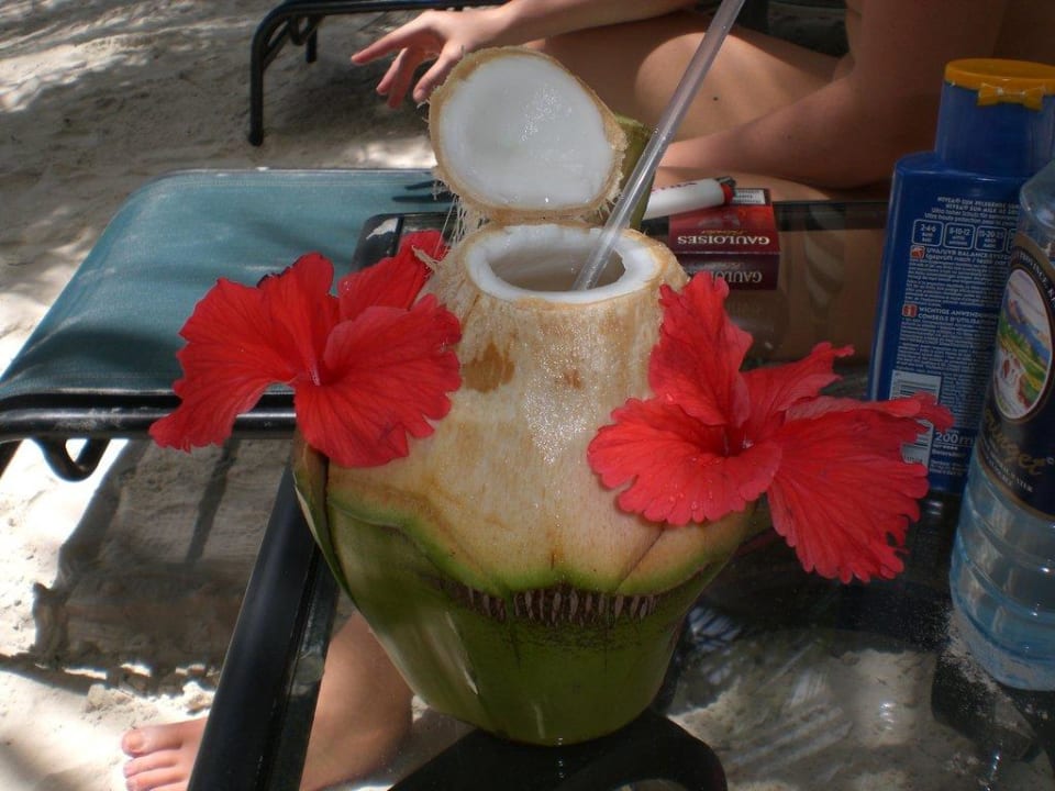 Frischer Kokusnusstrink Bahari Beach Hotel