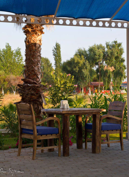 Zitje in het buitenrestaurant Skys Hotel