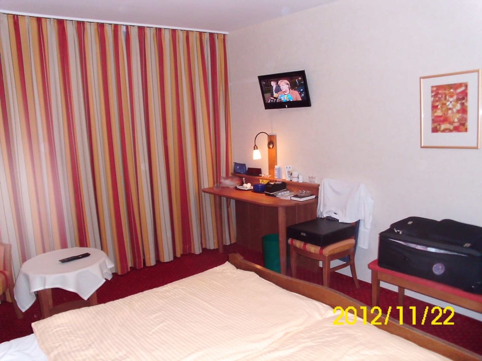 Schönes Zimmer mit Flachbildfernseher Hotel Pistono