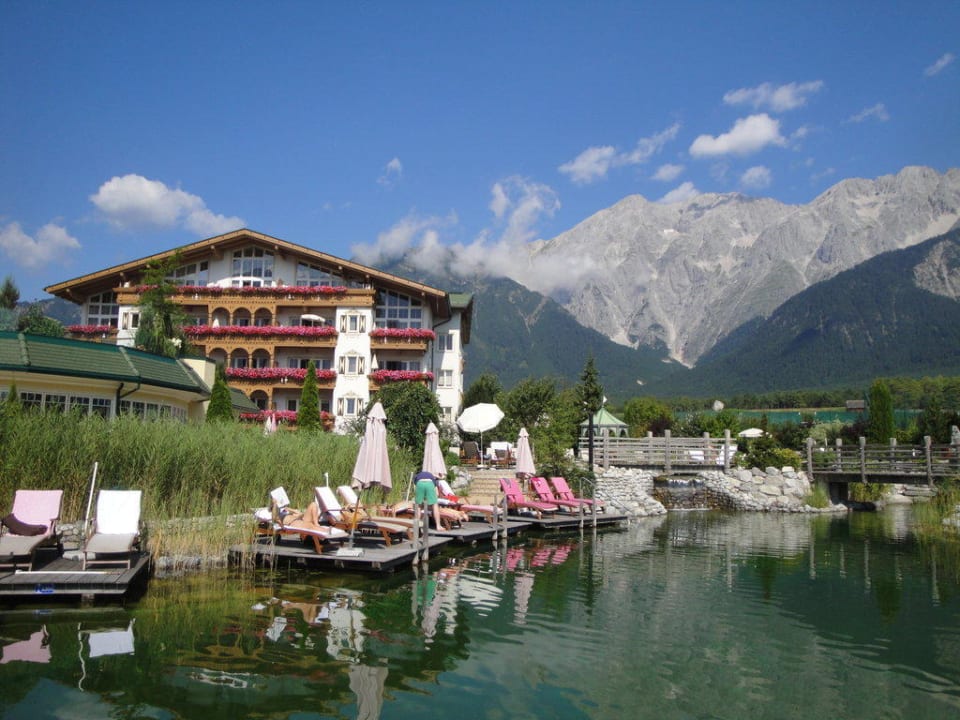 Blick über den Badeteich zu Obstgartl III Alpenresort Schwarz