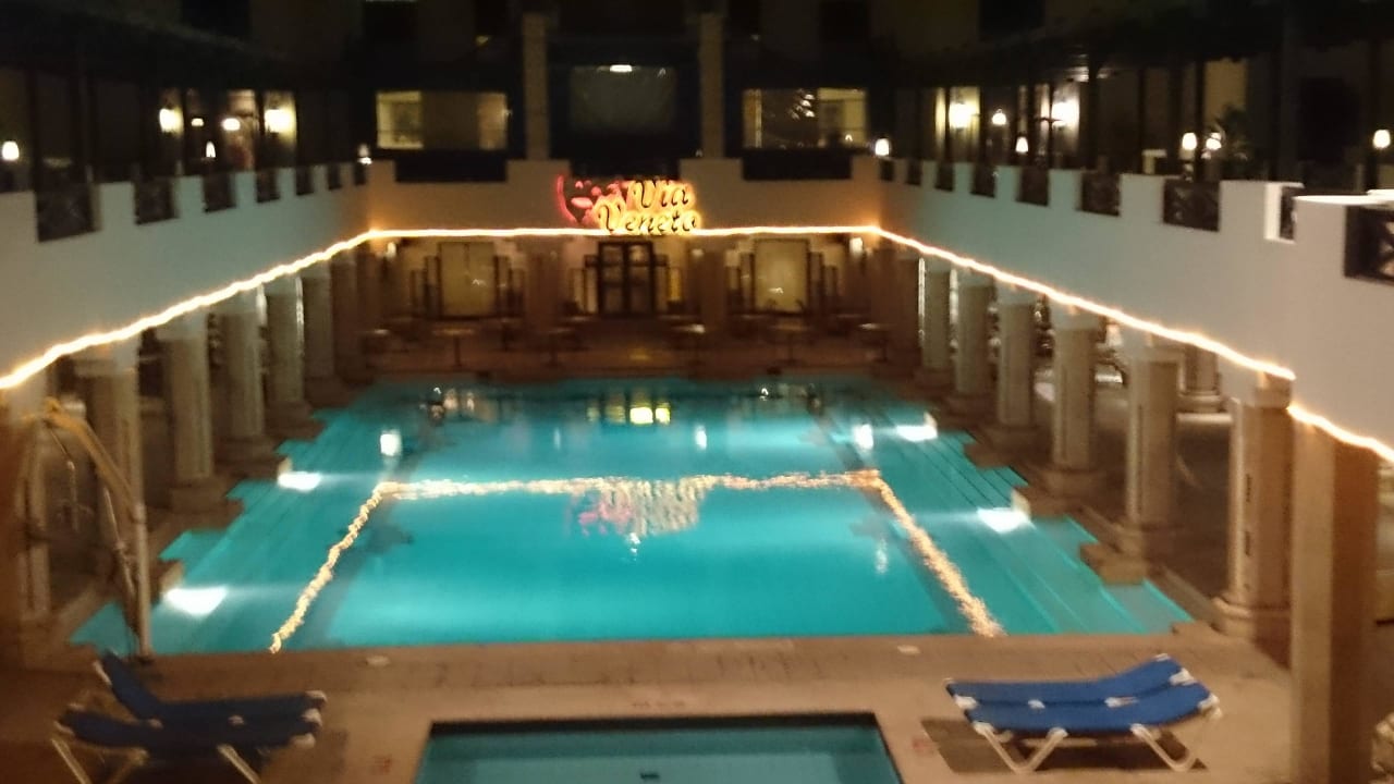 Poolanlage bei Nacht beim Italiener Sharm Resort