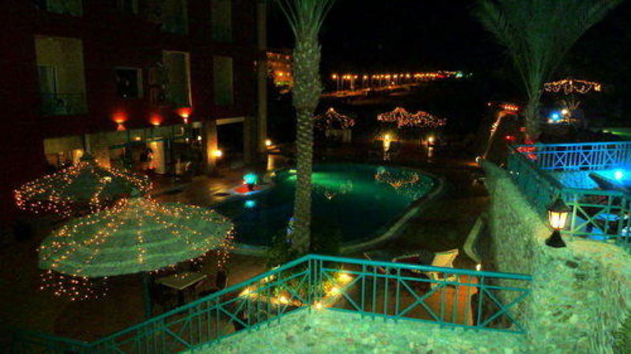 Бассейн вечером Hotel Sun & Sea