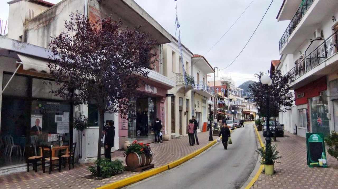 Vorderansicht des Hotels, weisse Fassade Bildmitte Hotel Ta Nemea