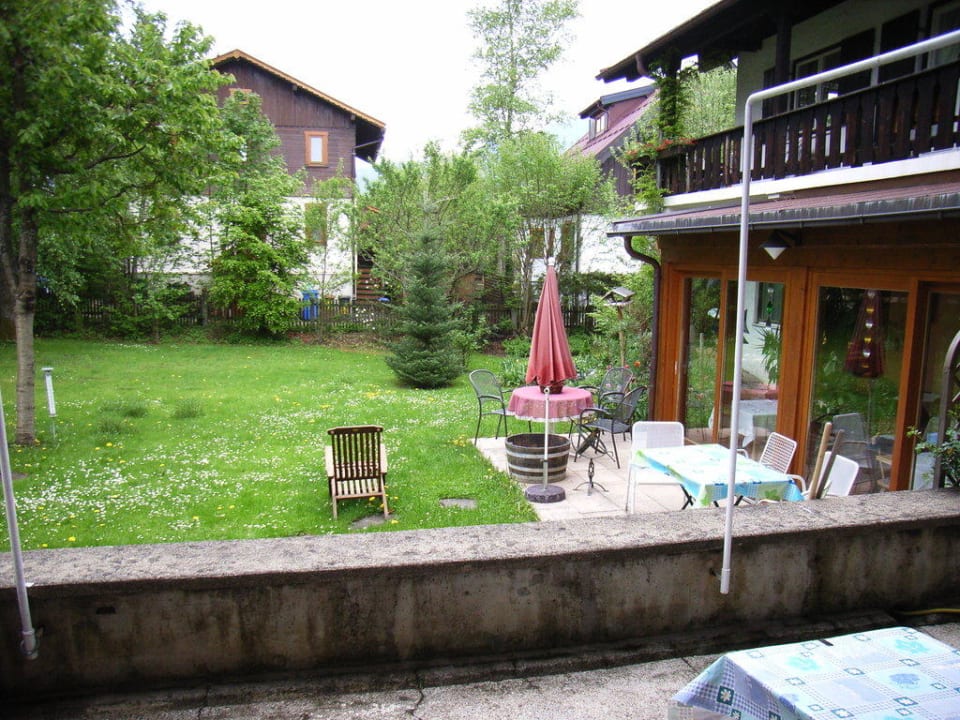 Blick in den Garten, links der Frühstücksraum Landhaus Falkenstein
