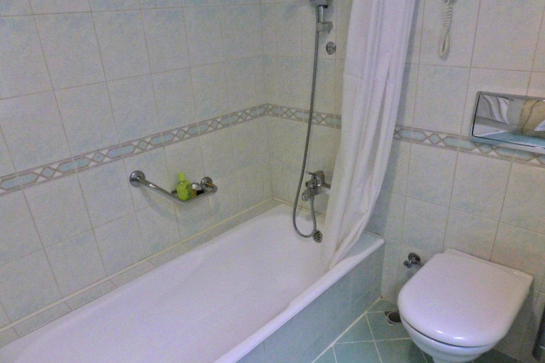 Tief eingelassene Wanne und ergonomischer Griff PALOMA Perissia