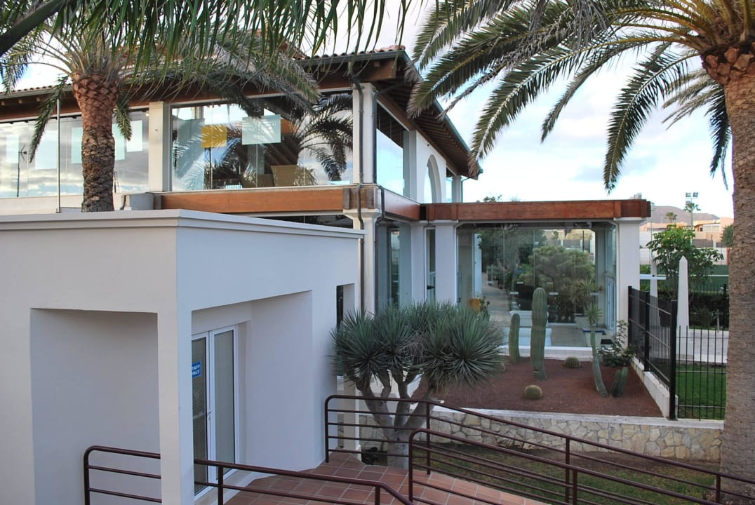 Eingangsportal von der Seite Alua Suites Fuerteventura