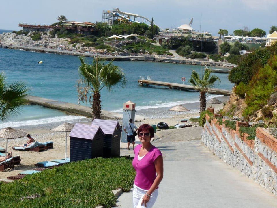 Droga na plaze Hotel Pine Bay Holiday Resort