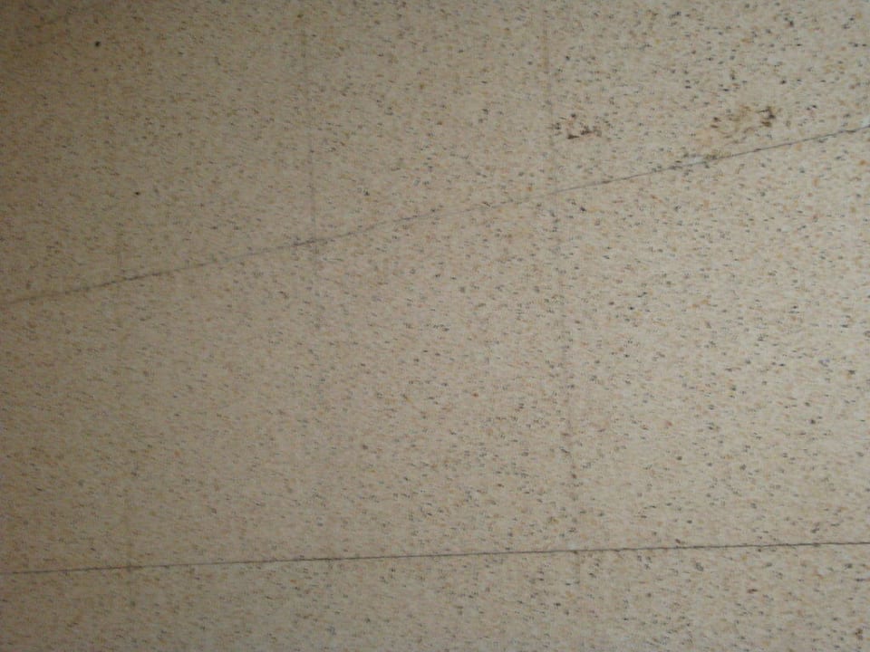 Alter, kaputter Fliesenboden  Valentin Somni Hotel & Suites