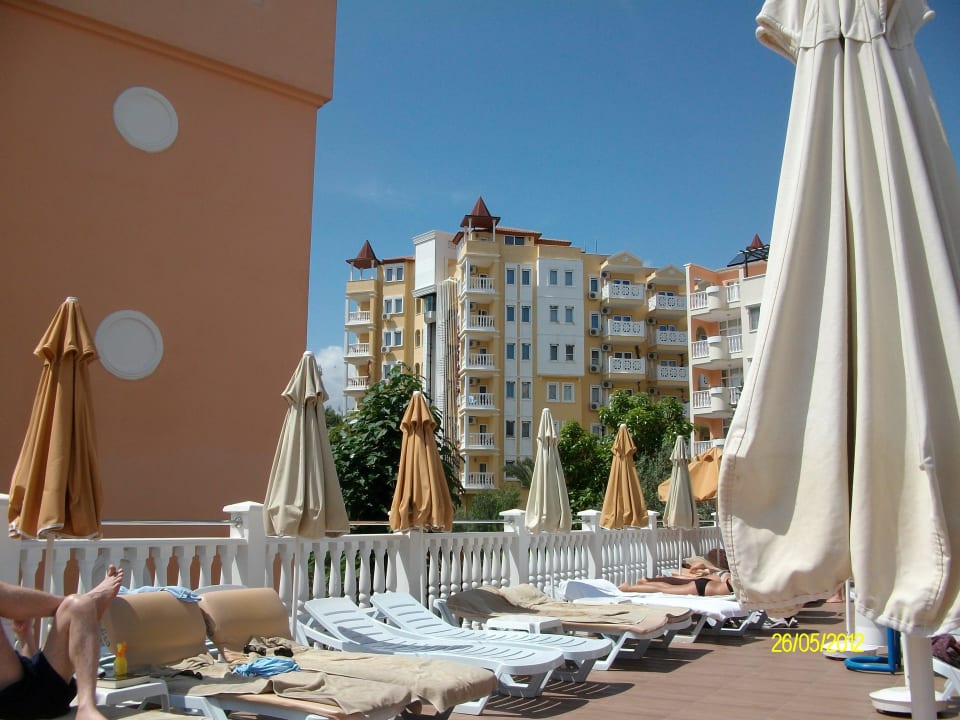 Liegen am Pool Hotel Club Paradiso