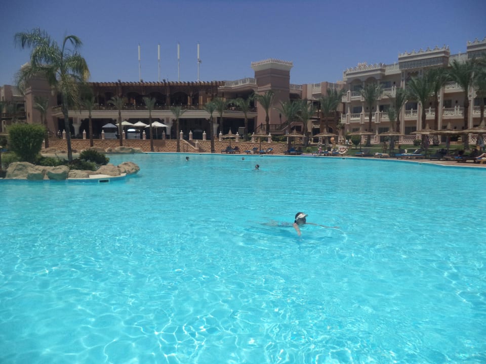 Бассейн перед рестораном Pickalbatros Palace Resort