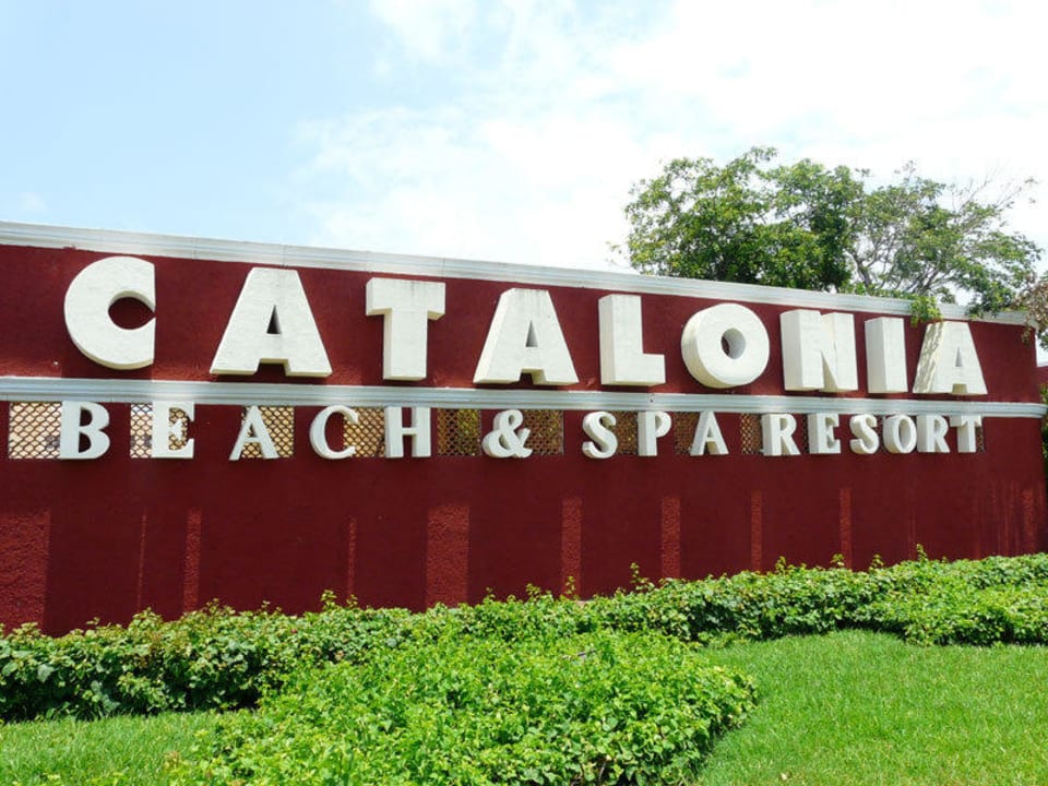 Einfahrt zum Hotelbereich Catalonia Royal Tulum Beach & Spa Resort - Adults only