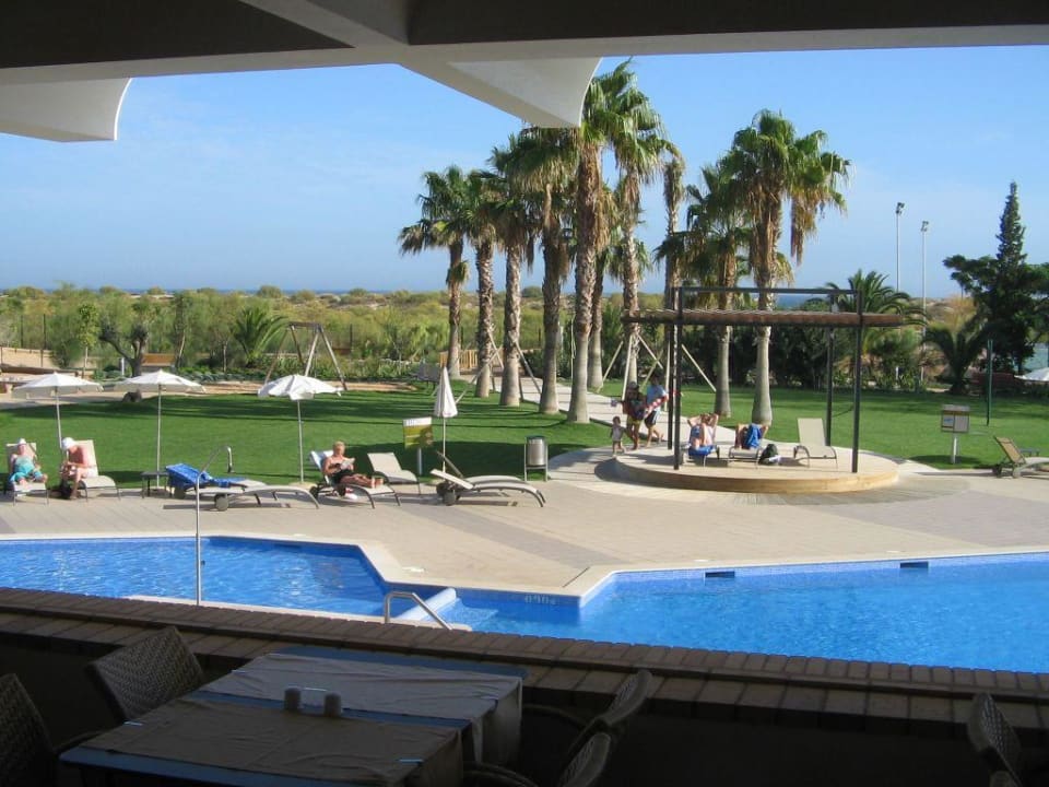 Blick vom Restaurant in den Pool und Gartenbereich Ozadi Altura Beach Resort