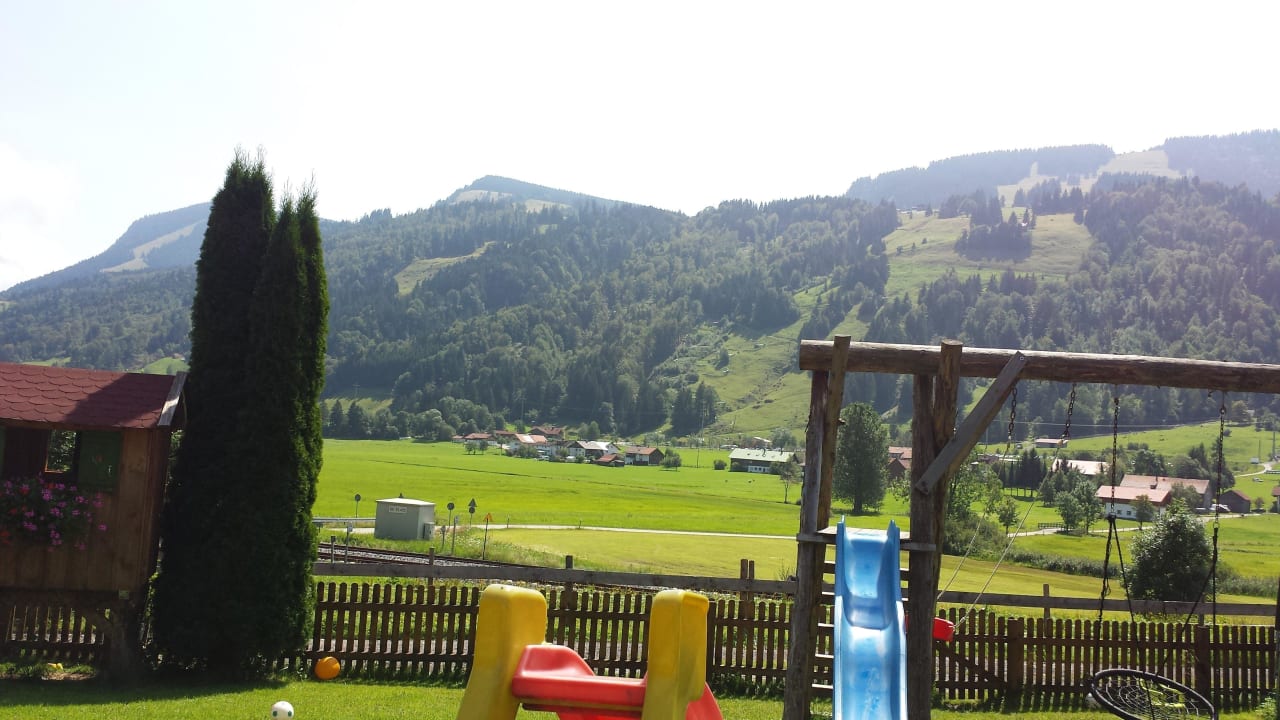 Blick aus dem Garten zur Alpsee Bergwelt Ferienhof Felder