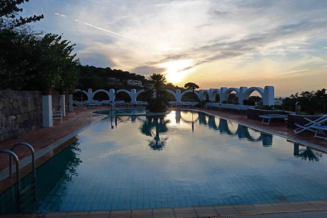 Pool bei Dämmerung Poggio Aragosta