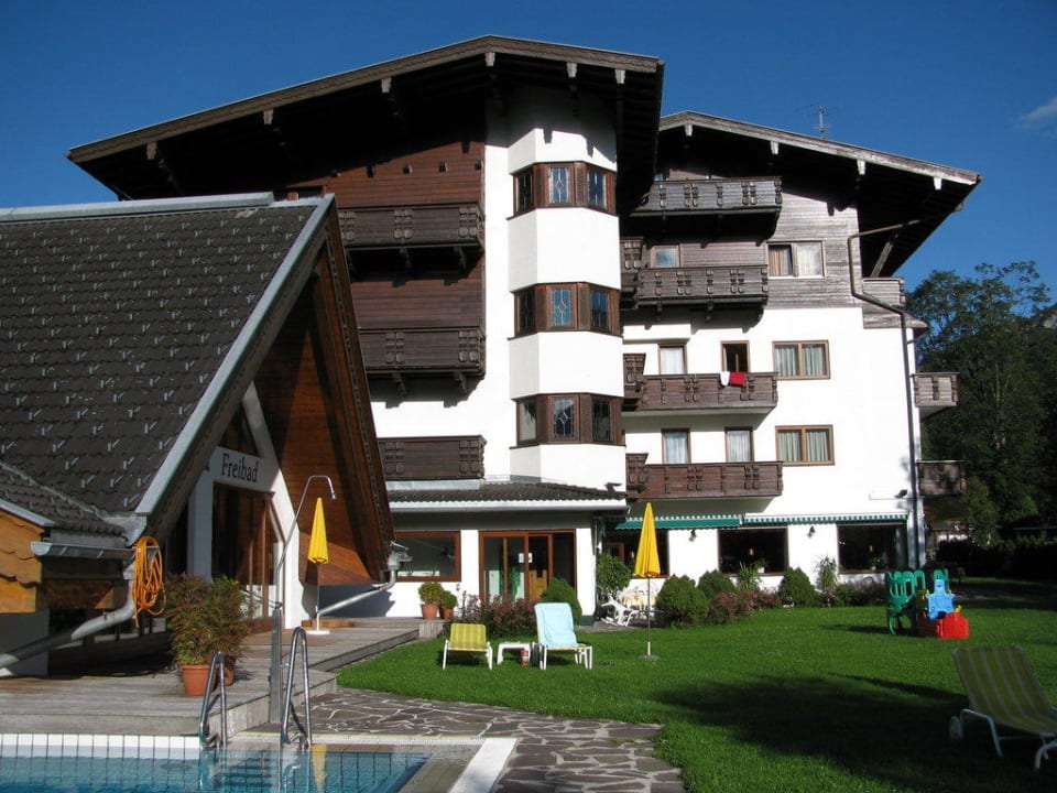 Hotel, Liegewiese und Pool Hotel Karlwirt