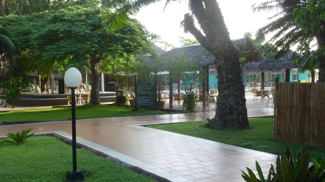 Sehr weiträumig mit vielen freilaufenden Tieren Hotel Los Caneyes