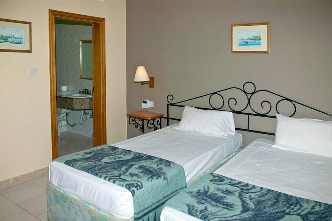 Bedroom - En-Suite Bathroom Hotel Porto Azzurro Resort