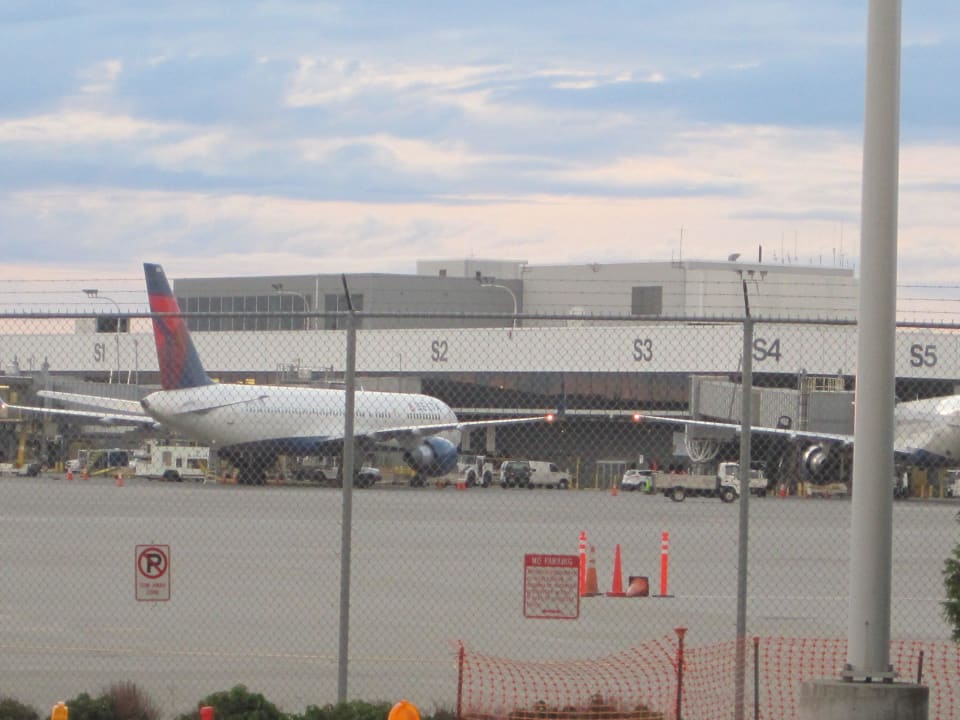 Vor dem Fenster Coast Gateway Hotel Sea Tac