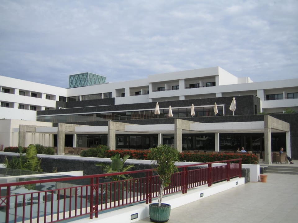 Blick auf das Hauptgebäude Hotel Costa Calero