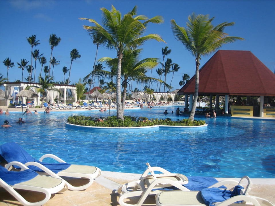 Cocktails ohne Ende am Pool Bahia Principe Luxury Ambar