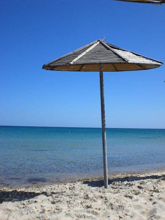 parasol a la plage Royal Lido Resort & Spa