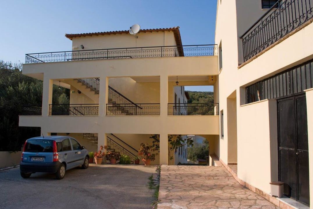 Parkplatz und Hinteransicht CORFU PELAGOS HOTEL