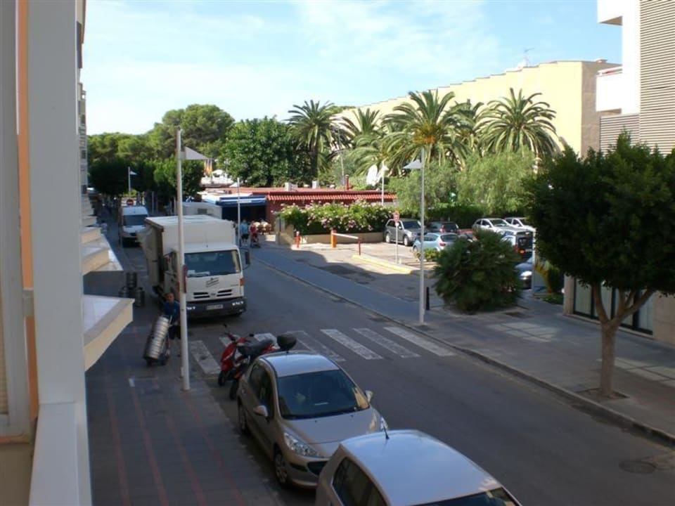 Aussicht links zur Strasse und Parkplatz ggüber Globales Playa Santa Ponsa