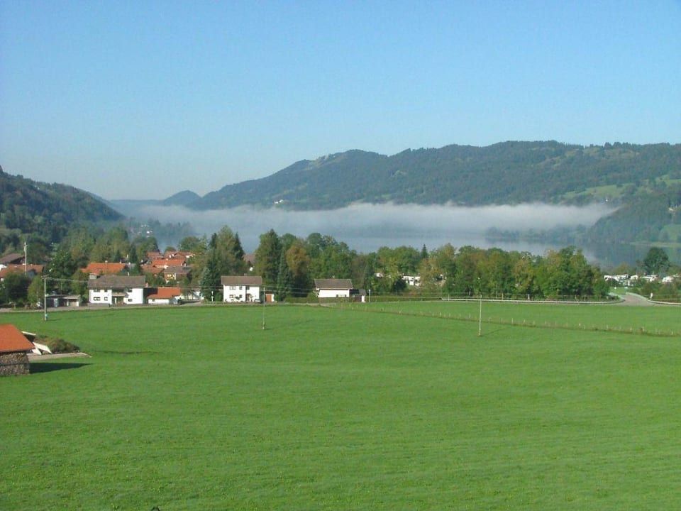 morgendlicher Blick vom Balkon zum großen Alpsee Rothenfels Panorama Hotel