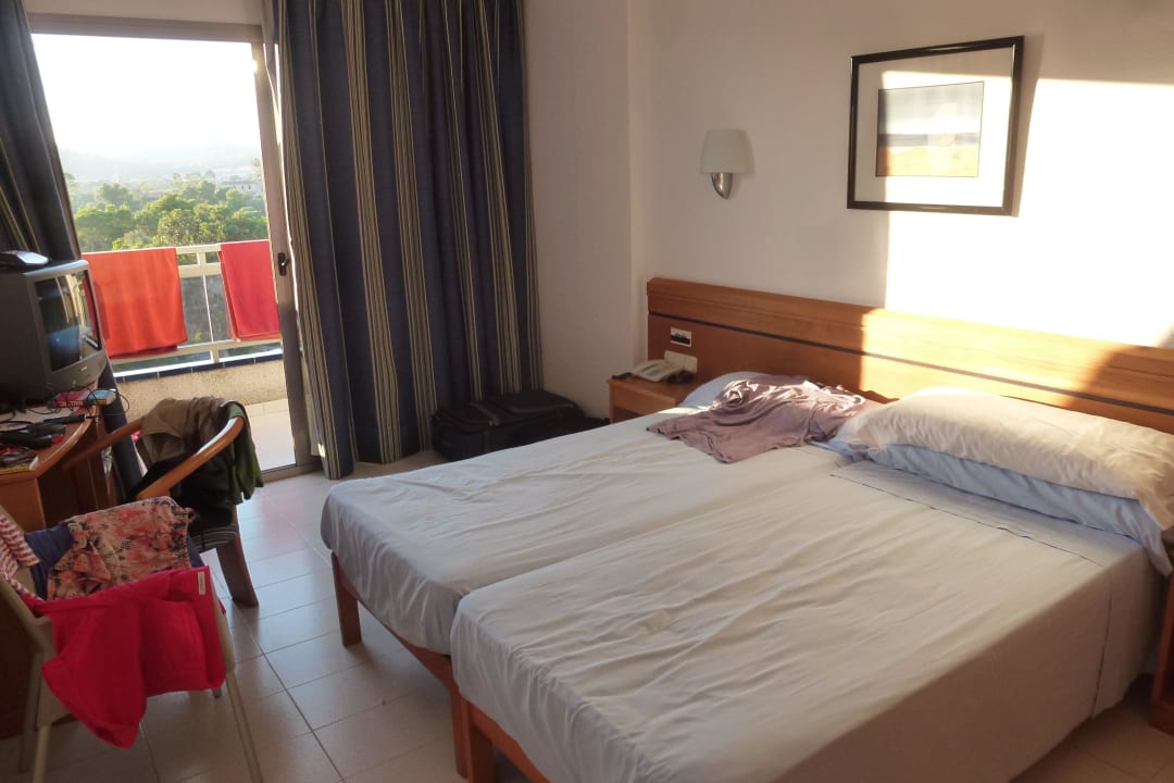 Blick vom Eingangsbereich ins Zimmer BG Hotel Rei del Mediterrani Palace