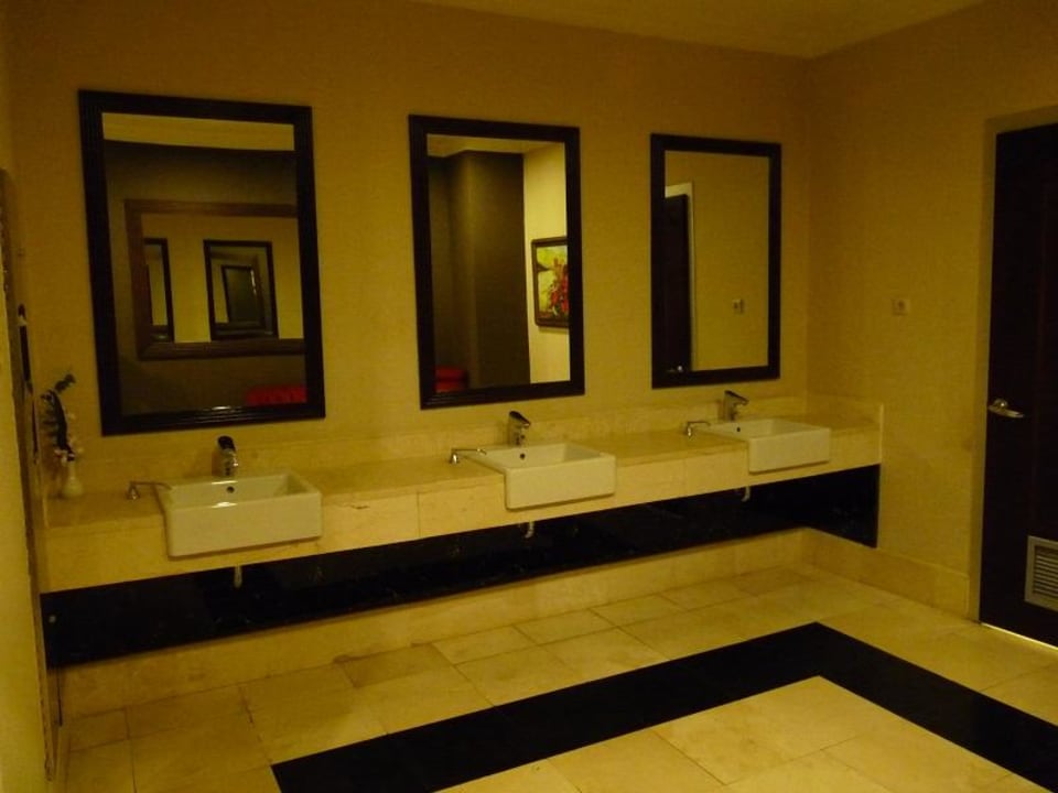 Öffentliche Toilette in der Lobby Sealife Buket Resort & Beach