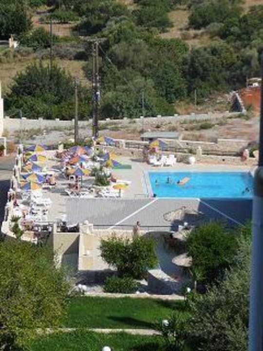 Widok z balkonu-na basen Hotel Heliotrope