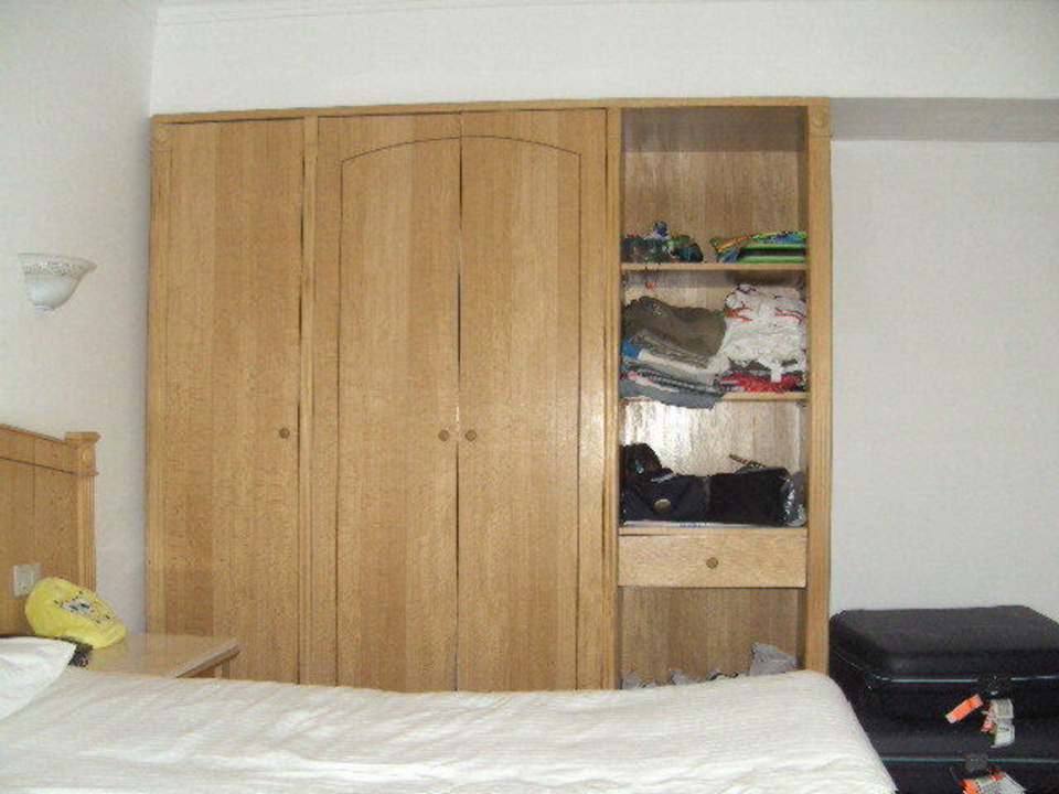 Kleiderschrank im Familienzimmer Beach Albatros Resort