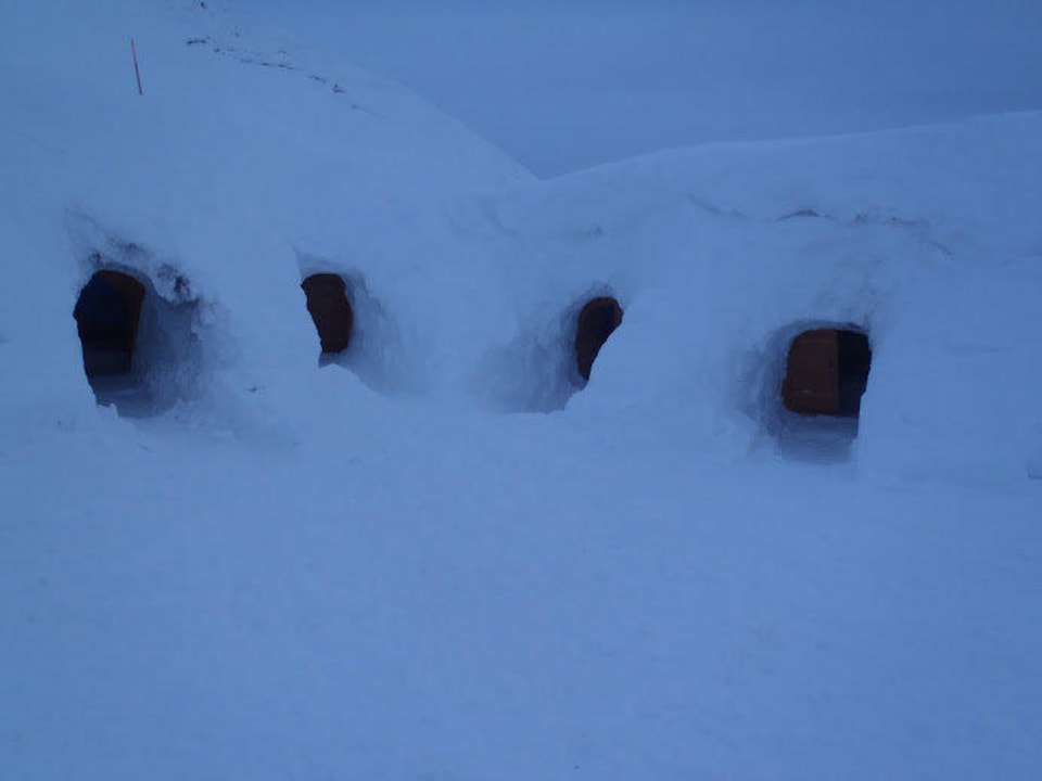 Die Eingänge der Schlafiglus Hotel IgluLodge