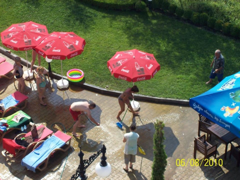 Gäste reinigen ihren Urlaubsort. Hotel Tiva del Mar Beach