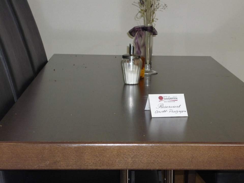 Reservierter, schmutziger Frühstückstisch Hotel am SoleGarten