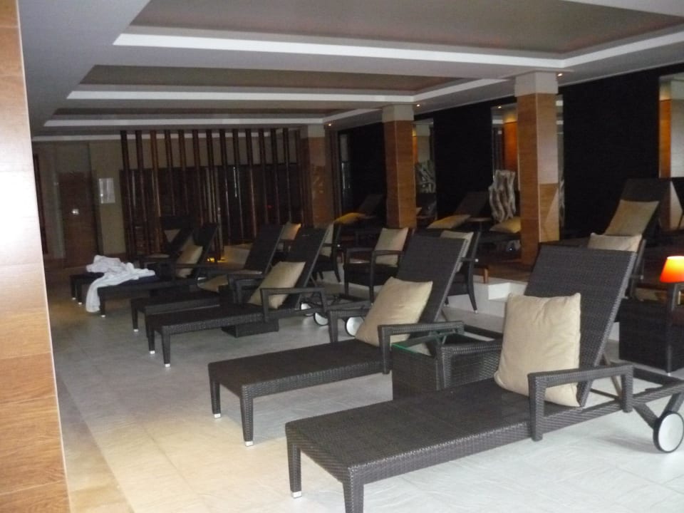 Ruhebereich am Pool Pestana Palácio do Freixo