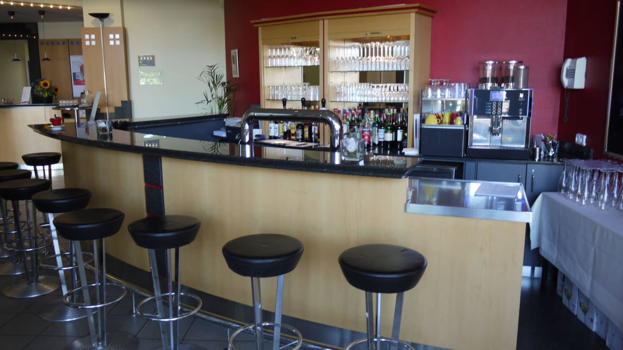 Sitzgelegenheit an der Bar IntercityHotel Schwerin