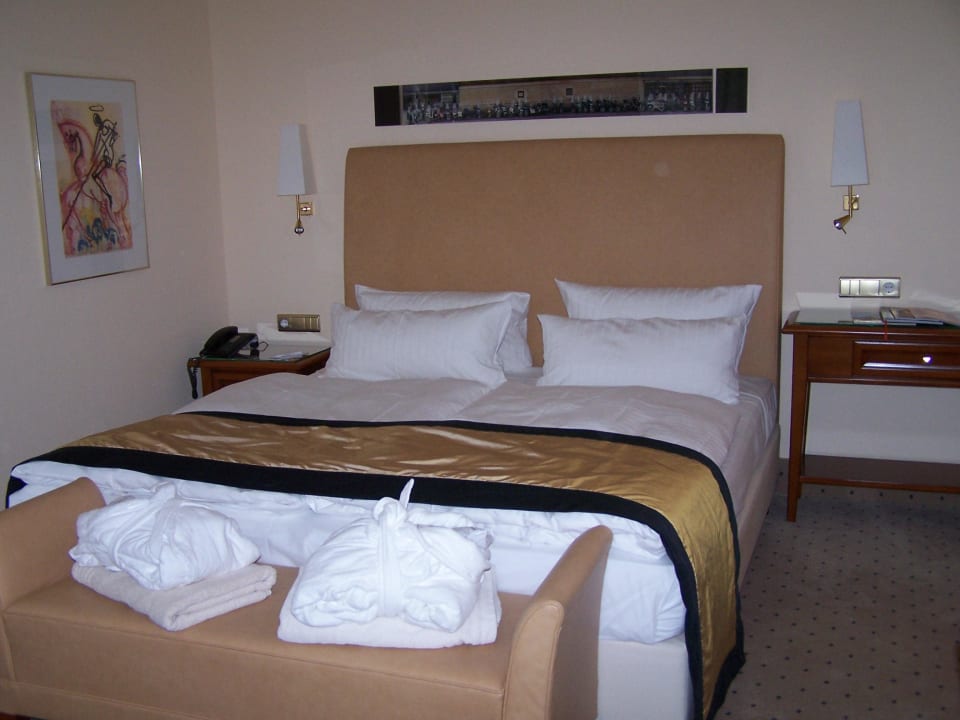 Blick auf das Bett Bernstein Villa Kastania