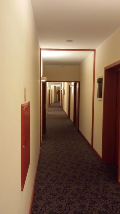 Langer Gang zum 2. Fahrstuhl Hotel Atol