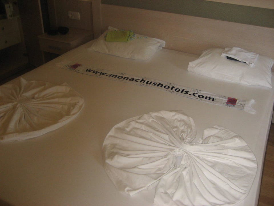 Geschmücktes Bett Side Breeze Hotel