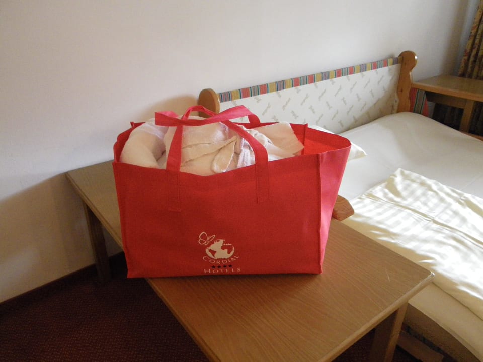 Tasche mit Bademäntel, Badetücher Lisi Family Hotel Reith bei Kitzbühel