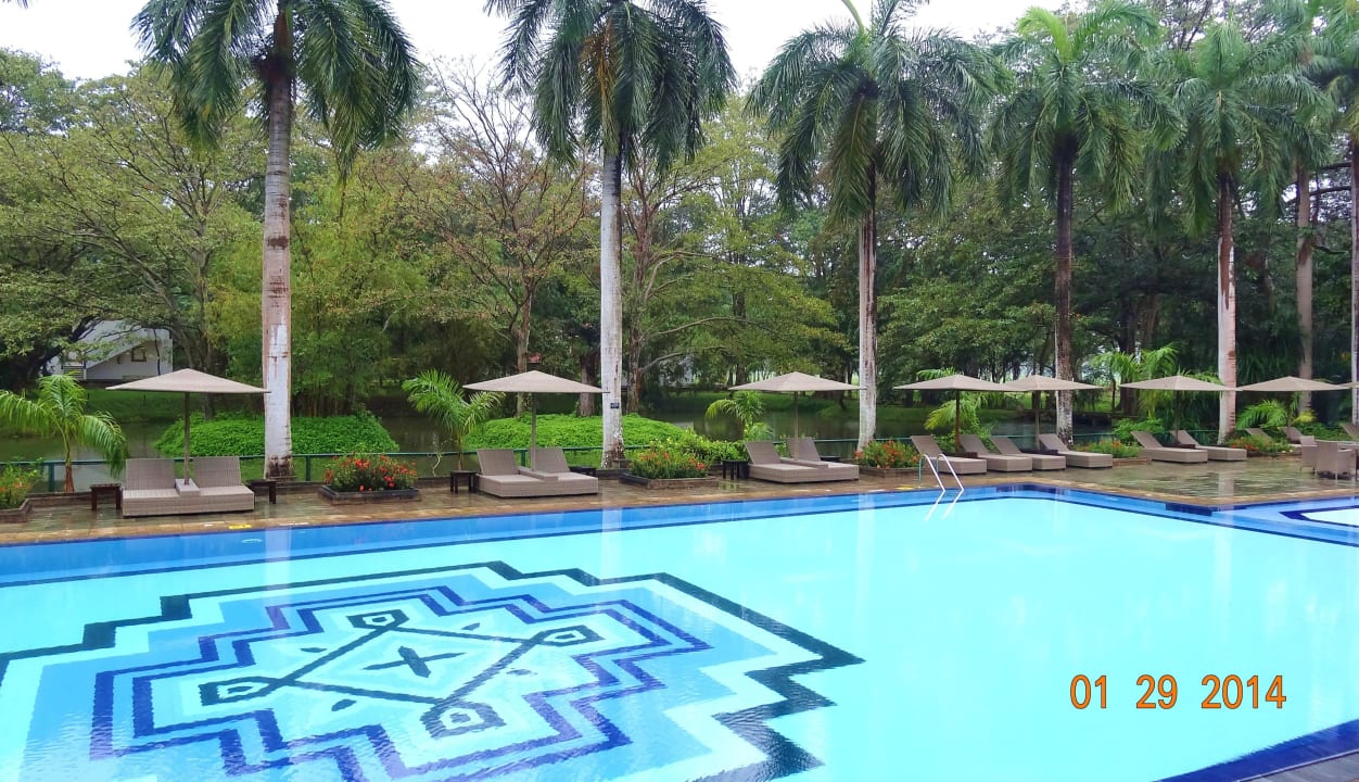 Grosser Pool unter Palmen Cinnamon Lodge Habarana