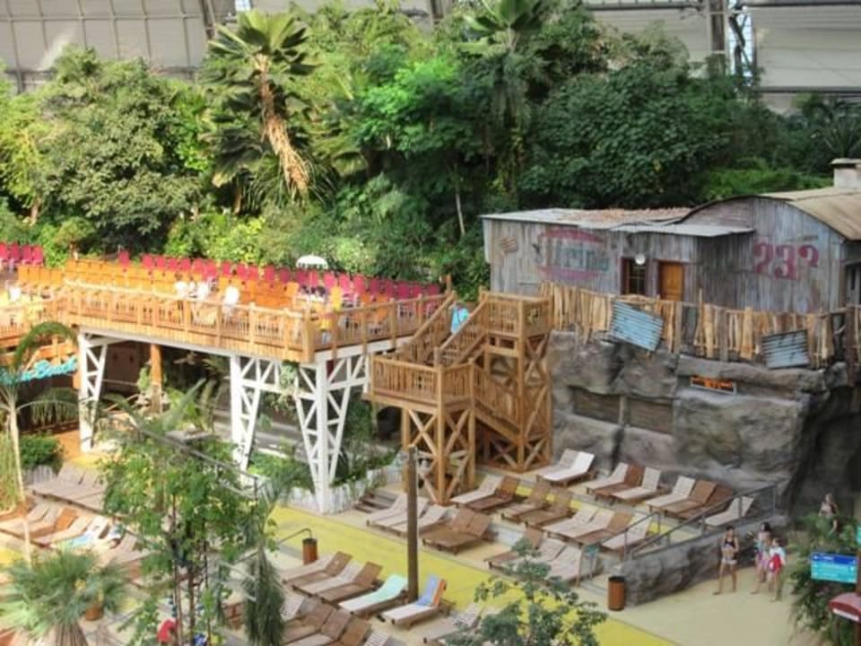 Sonnenterrasse und Regenwald von Ballon aus Tropical Islands Resort