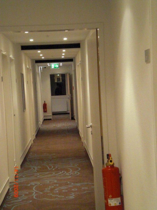 Flur zu den Zimmern Motel One Hamburg Airport
