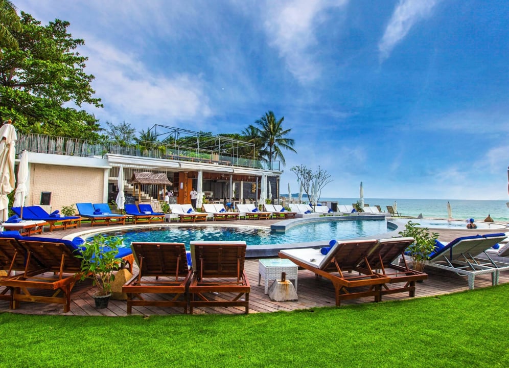 Beachfront pool with NEO Restaurant KC Beach Club & Pool Villas
