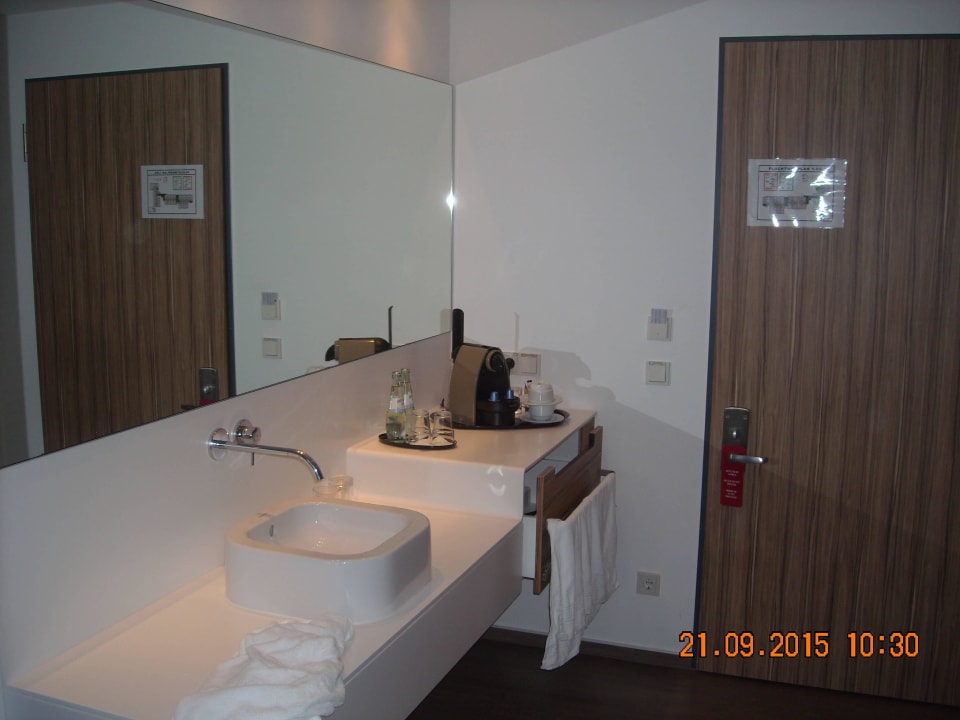 Waschtisch mit riesen Spiegel Hotel INNdependence