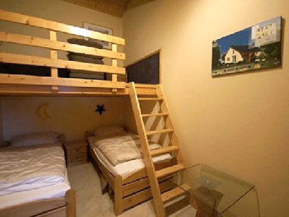 Kinderzimmer mit 2 Betten und Spielbereich oben Feriendorf Sehestedt