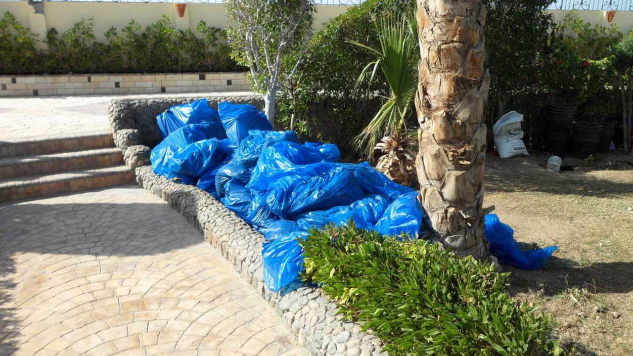 Müllbeutel in der Gartenanlage Riviera Aqua Park Resort